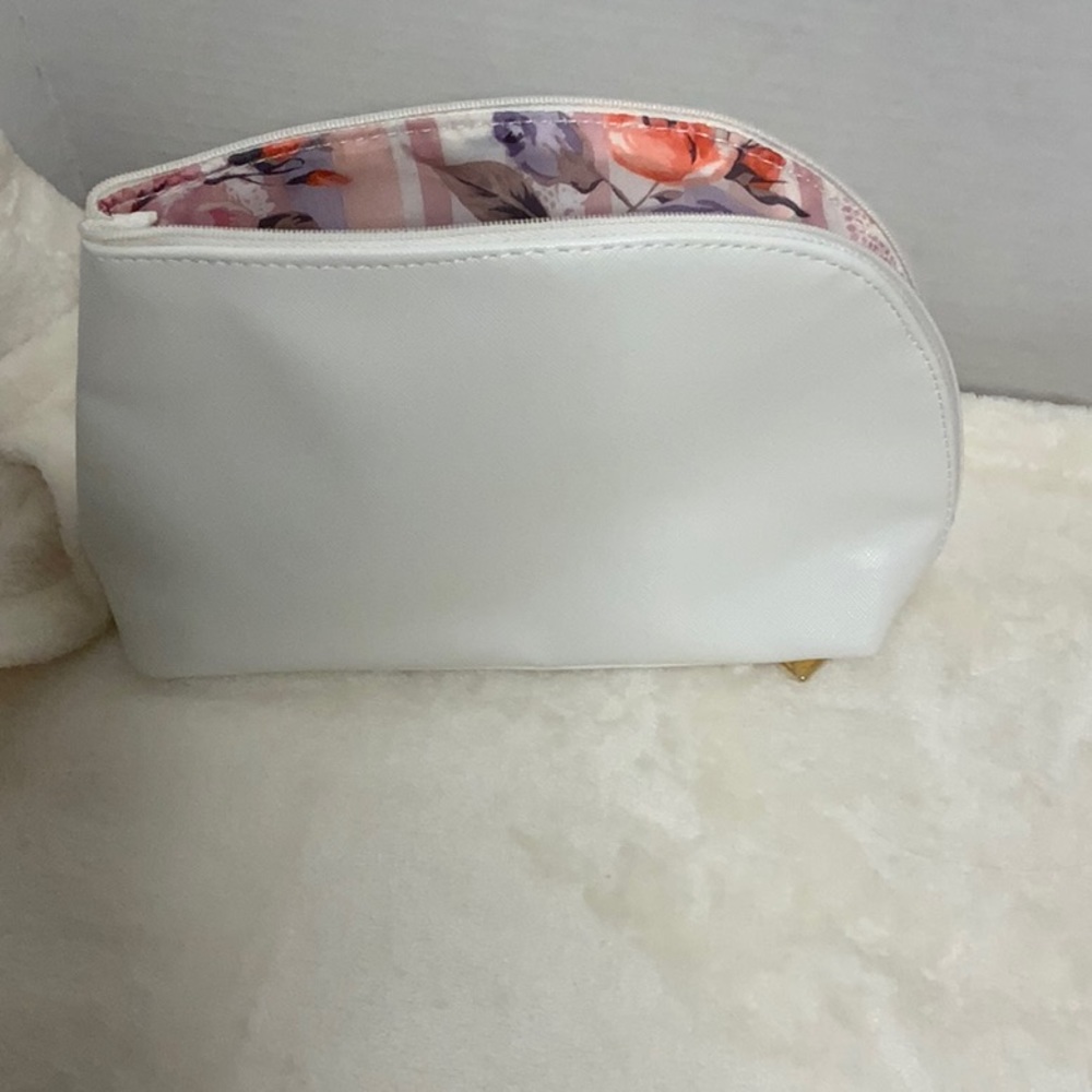 🫦White with floral lining. Gorgeous clutch/ makeup bag.   NWT